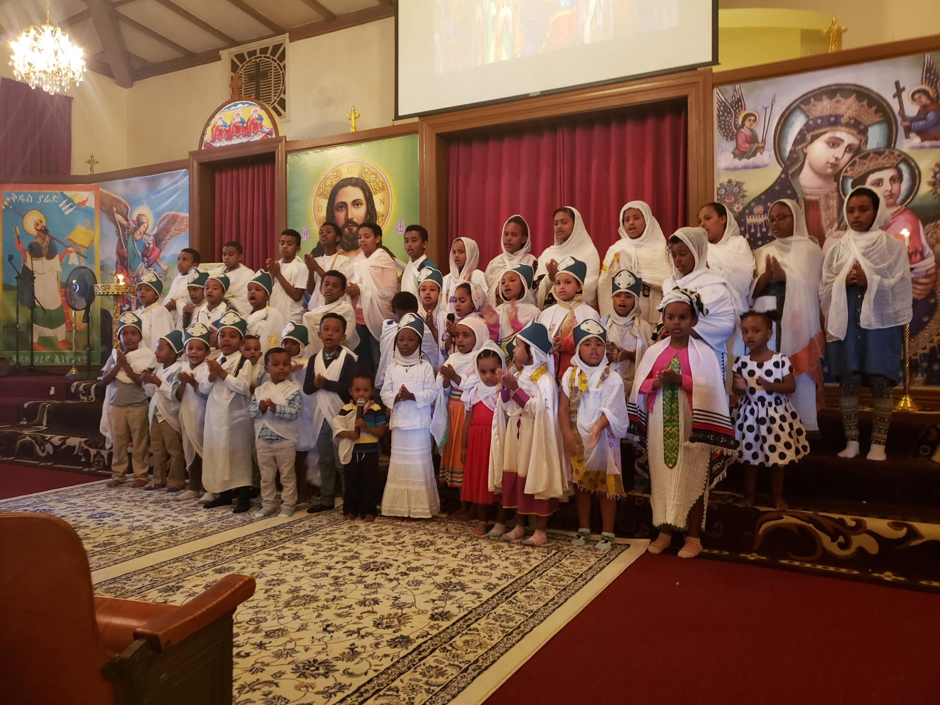 የደብሩ ህፃናት ዝማሬ ሲያቀርቡ 